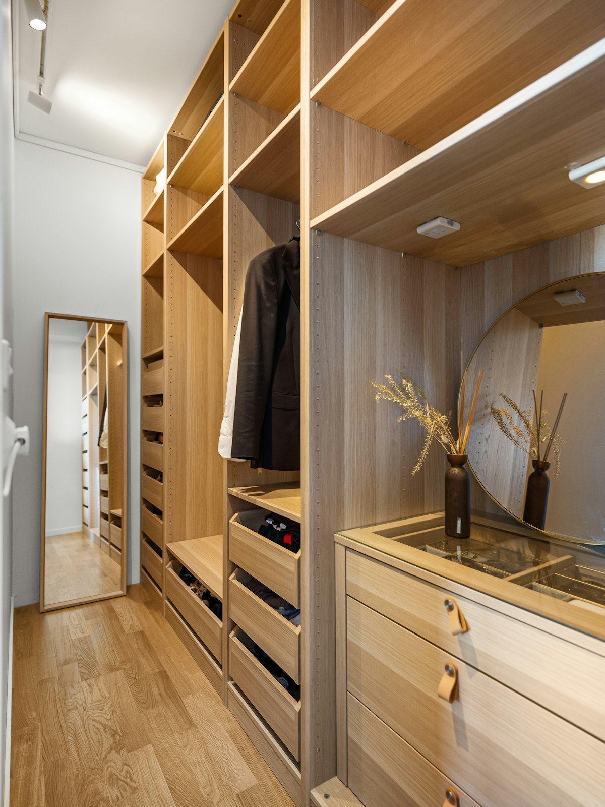 Corner closet storage system